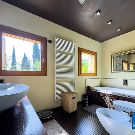 Blissful Havenluxurious With Pool* * * * * * Boloňa
